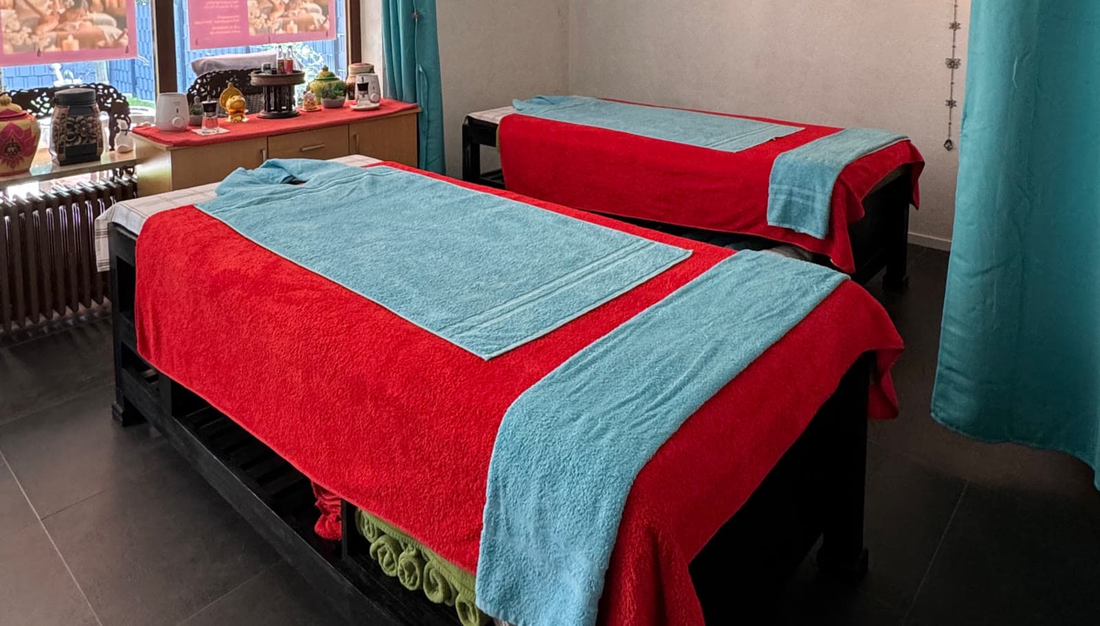 Behandlungsraum der Orchidee Thai Massage mit zwei Massageliegen